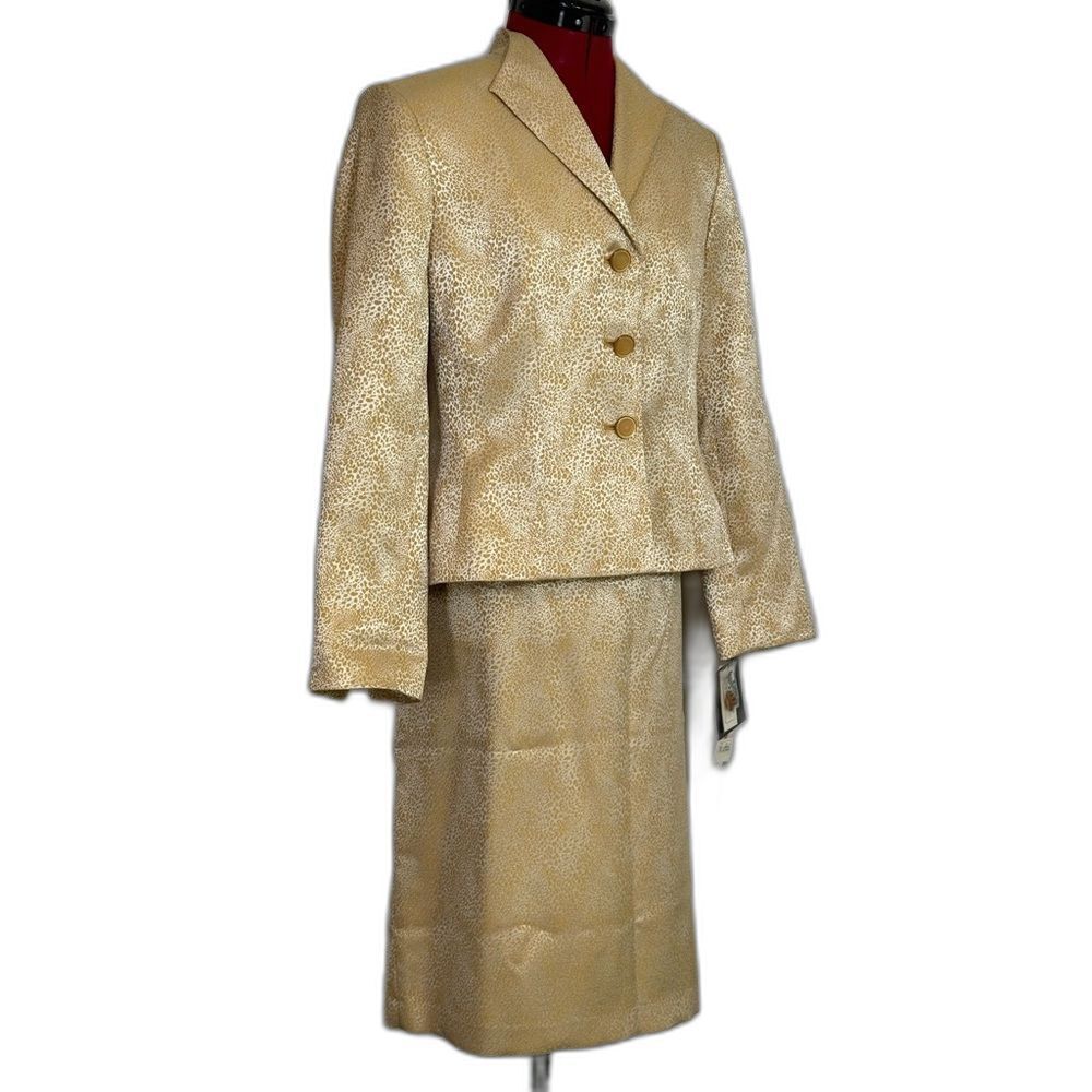 NWT Le Suit Skirt Suit Women Size 10P/14P Gold/Cream 2-Piece Set Blazer & Skirt - Picture 3 of 15
